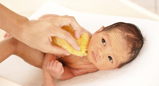 Quy trình tắm bằng bọt biển đầy đủ các bước cho trẻ sơ sinh và trẻ nhỏ