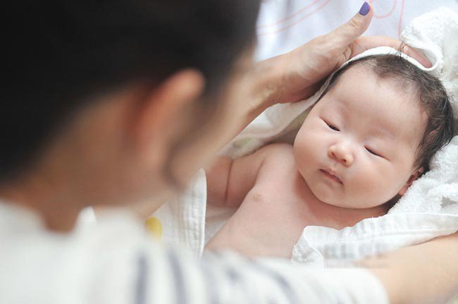 Làn da trẻ sơ sinh khác da người lớn như thế nào?