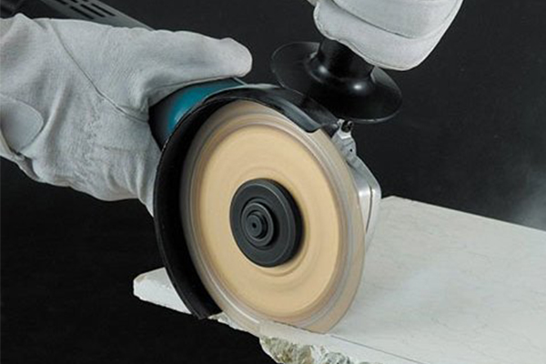 Những lưu ý khi bạn mua máy mài dùng pin Makita Nhật Bản