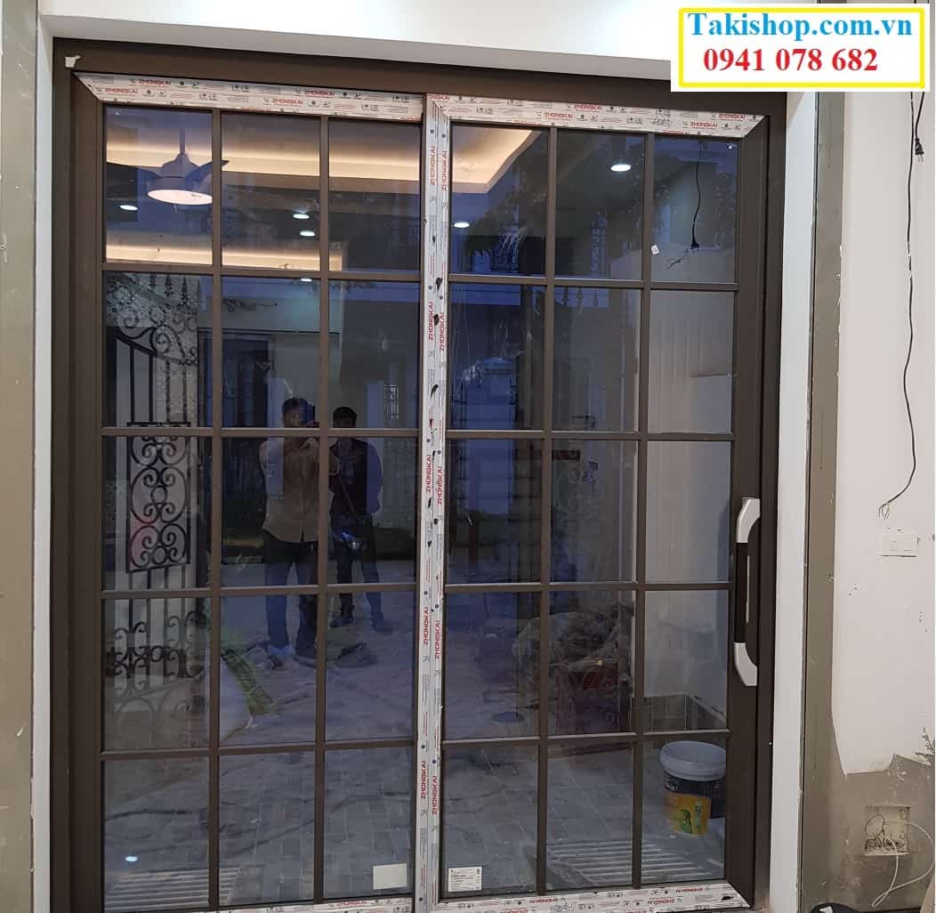 Cửa trượt có nan nhôm trang trí màu nâu 