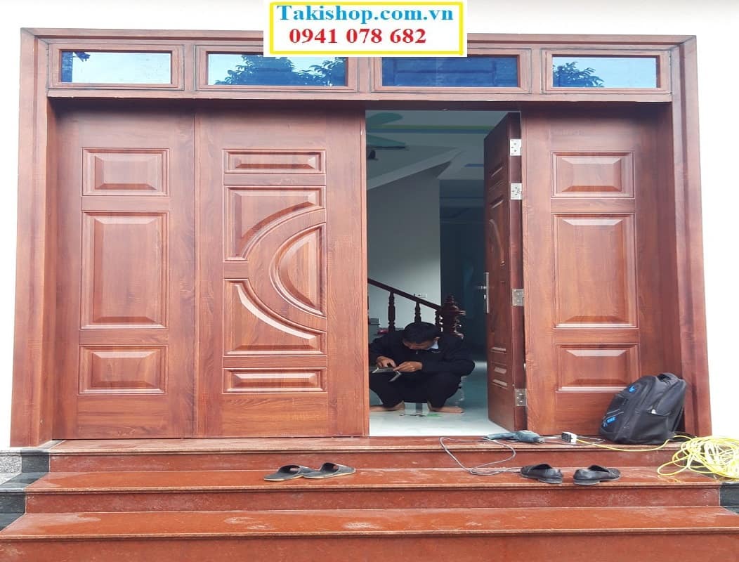 Cung cấp lắp đặt cửa đi 4 cánh bằng thép màu vân gỗ