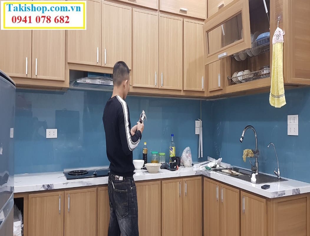 Cung cấp thi công kính sơn màu ốp bếp màu xanh ngọc có kim xa