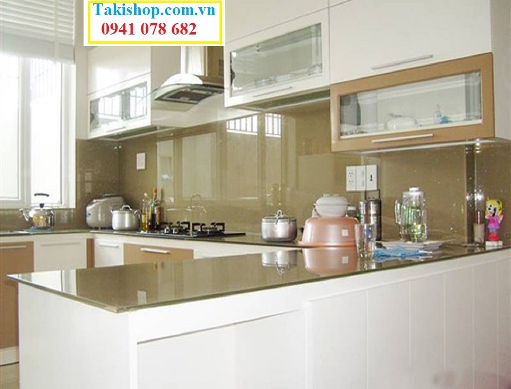 Kính cường lực ốp bếp sơn màu be đẹp nhẹ nhàng