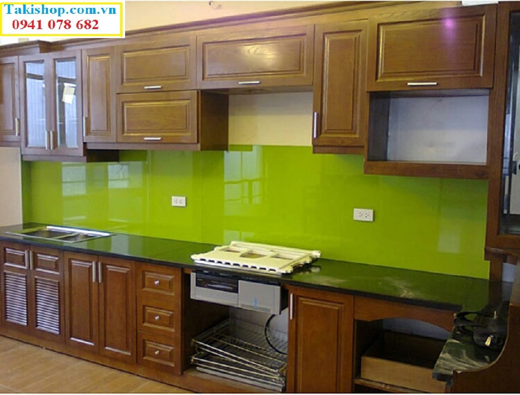 Kính màu xanh non ốp bếp kết hợp với tủ gỗ
