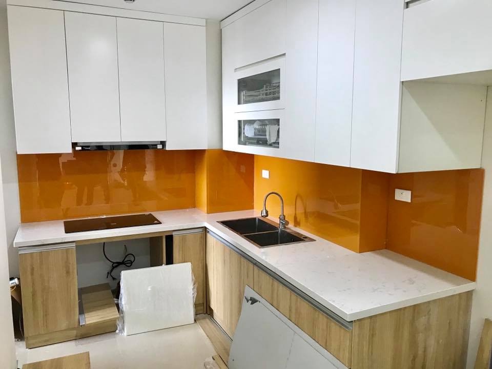 Kính cường lực ốp bếp màu vàng cam đẹp