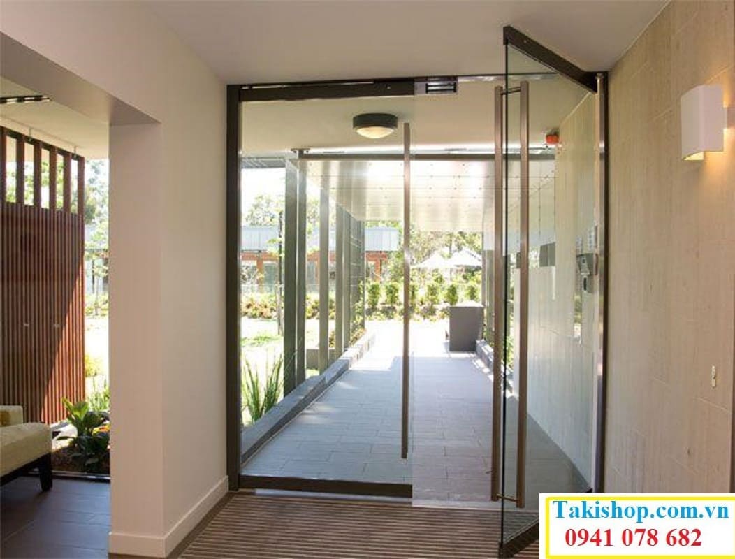 Lắp đặt cửa kính cương lực mở quay 2 cánh đẹp