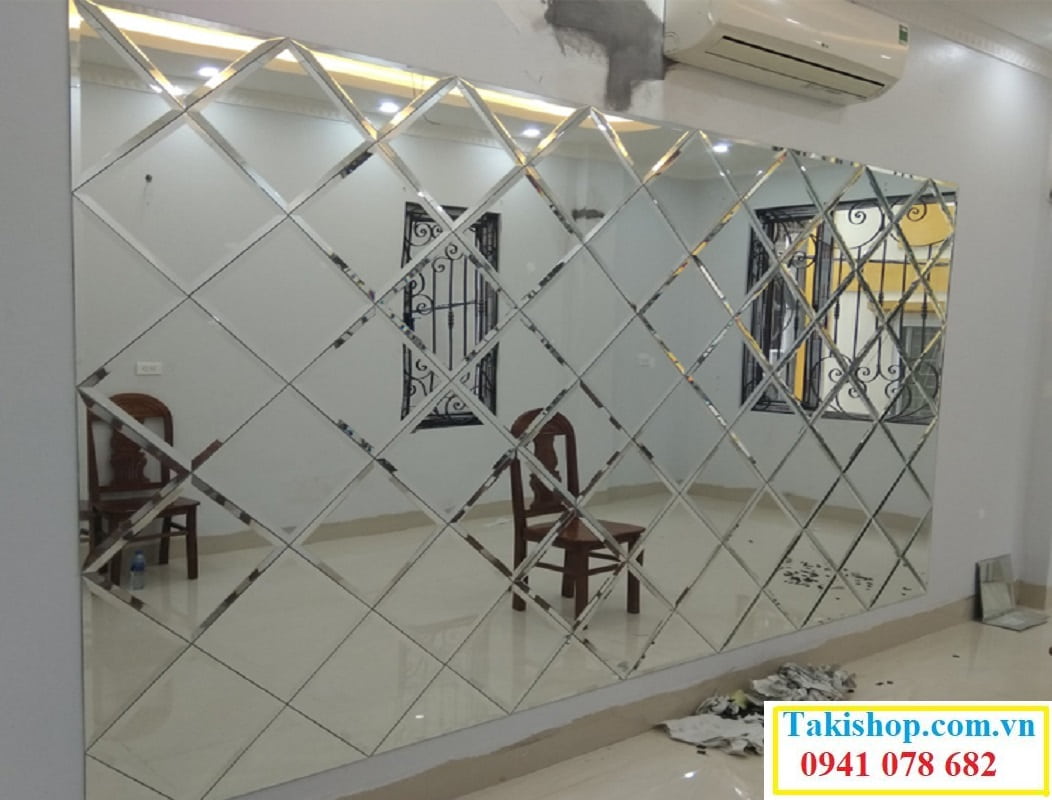 Lắp đặt gương ghép nghệ thuật được dán trực tiếp vào tường