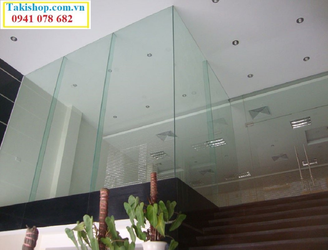 Lắp đặt vách kính khổ lớn cho văn phòng hành chính