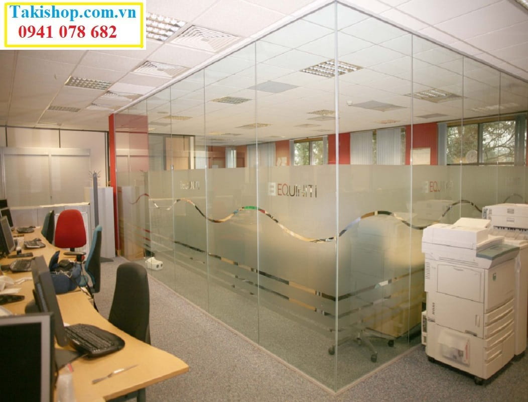 Lắp đặt vách kính cường lực văn phòng có dán đề can trang trí