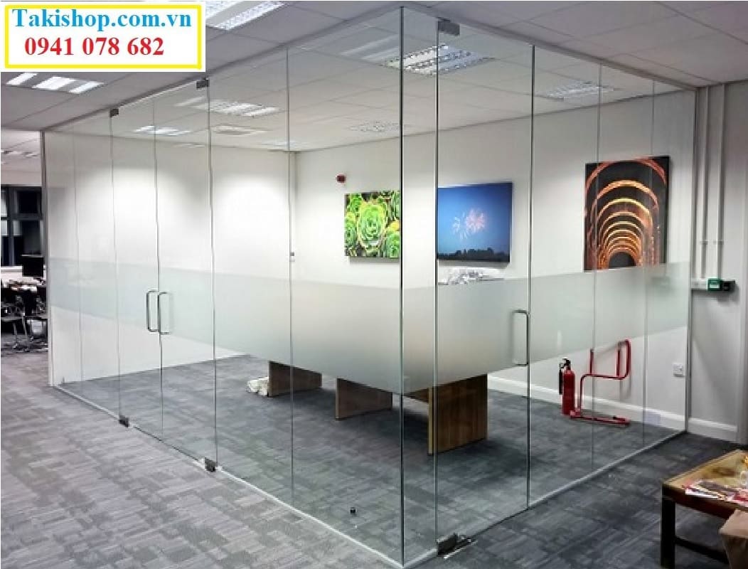 Lắp đặt vách kính cường lực cho văn phòng để tiết kiệm không gian