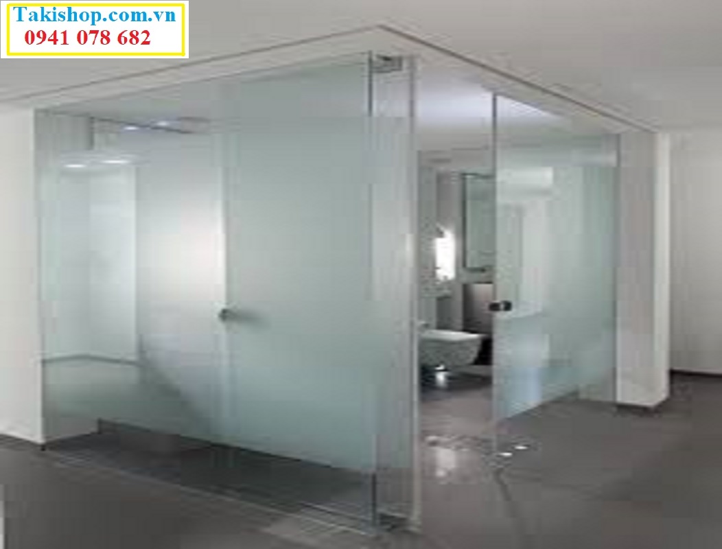 Thi công kính cường lực phun cát mờ cho nguyên cả phòng tắm