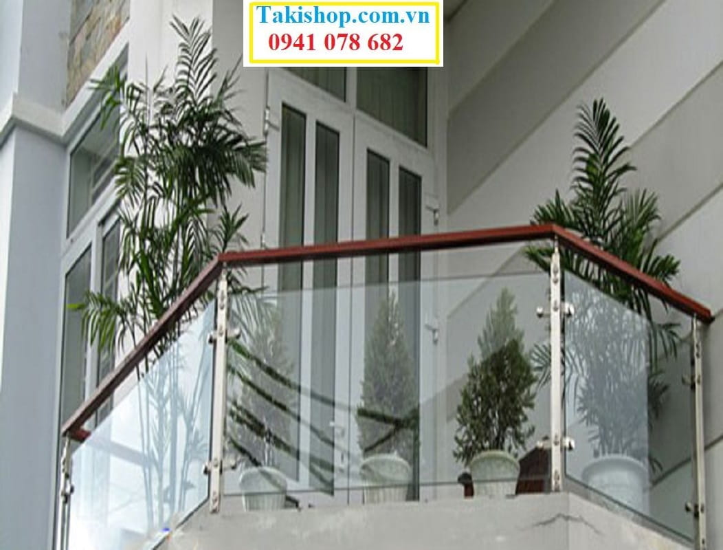 Thi công lan can kính cường lực có tay vịn bằng khung gỗ