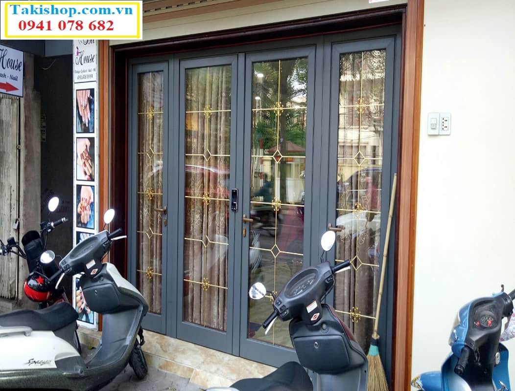 Thi công cửa đi 4 cánh có nan hoa đồng trang trí đẹp bằng nhôm Xingfa