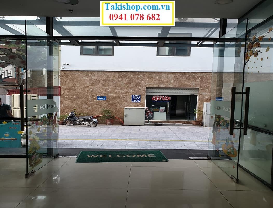 Thi công cửa đi 2 cánh mở quay bằng kính cường lực cho chung cư Hoàng Gia Hà Đông