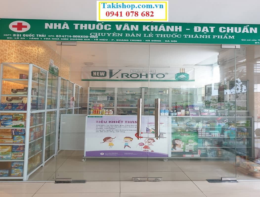 Thi công cửa đi mở quay 2 cánh cho hiệu thuốc