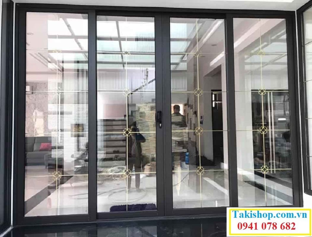 Thi công cửa đi bằng nhôm xingfa có nan hoa đồng trang trí