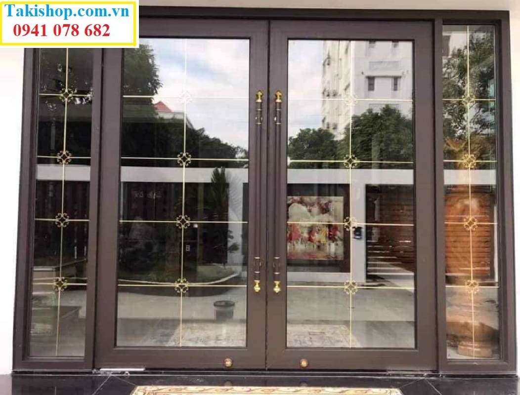 Thi công cửa thủy lực khung nhôm kính hộp có nan hoa đồng trang trí đẹp
