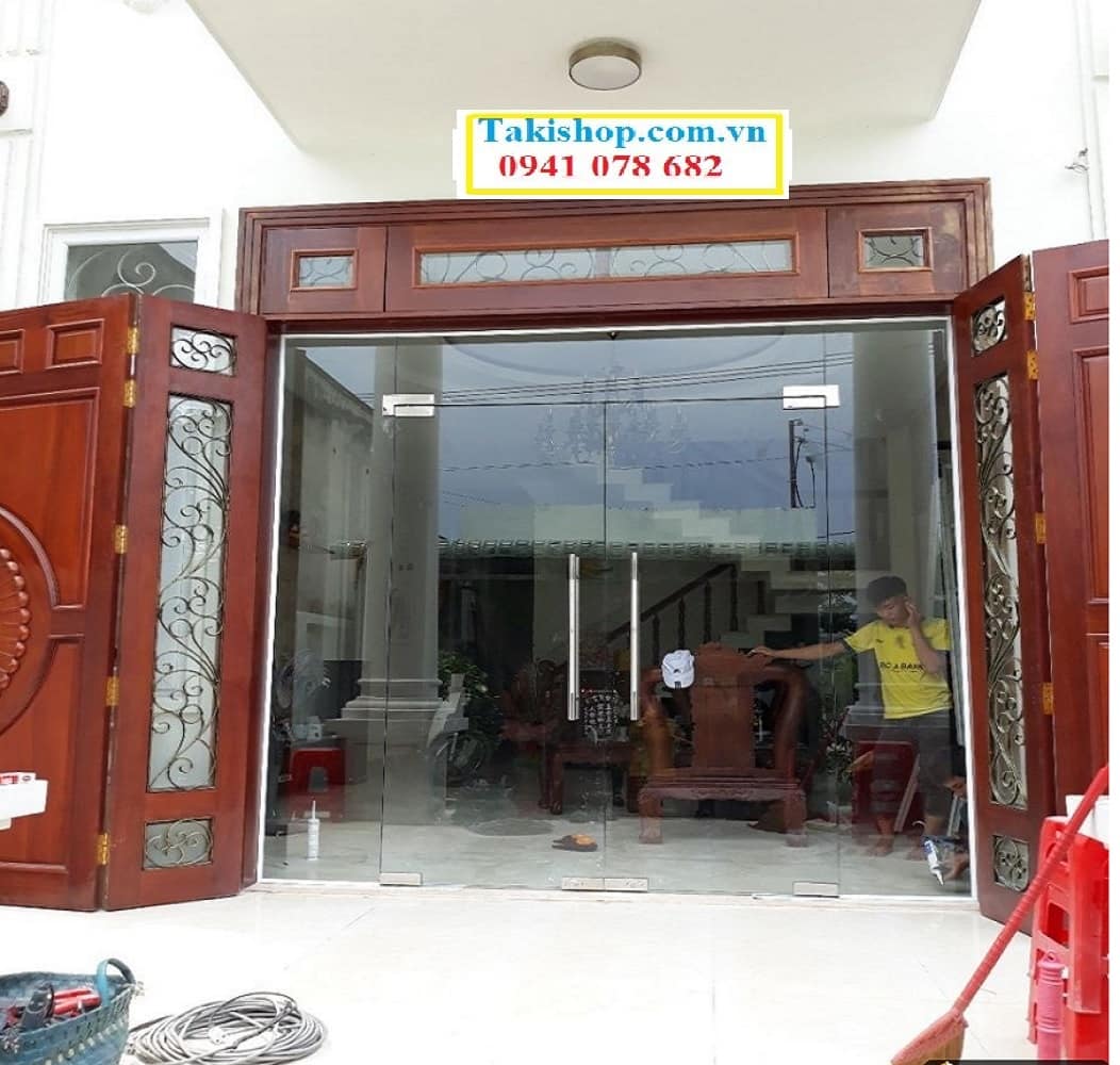 Thi công cửa đi 2 cánh mở quay bằng kính cường lực cho mặt tiền nhà rộng
