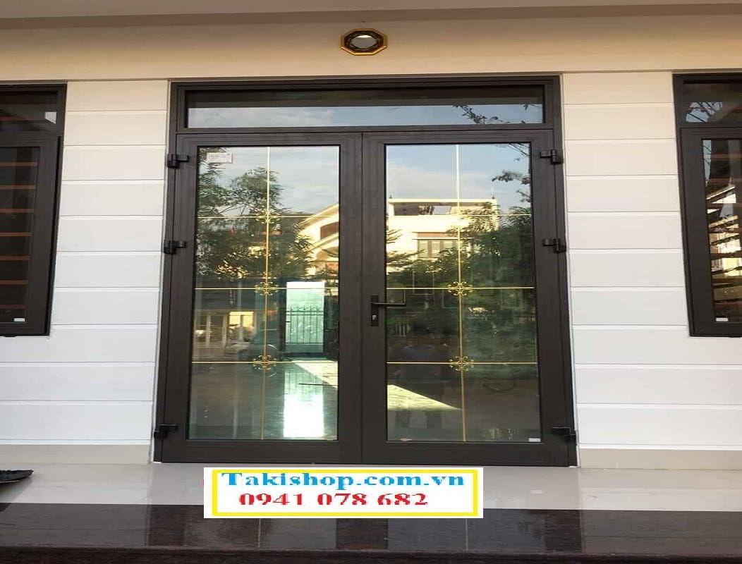 Thi công cửa đi mở quay 2 cánh bằng nhôm xingfa có nan hoa đồng trang trí đẹp