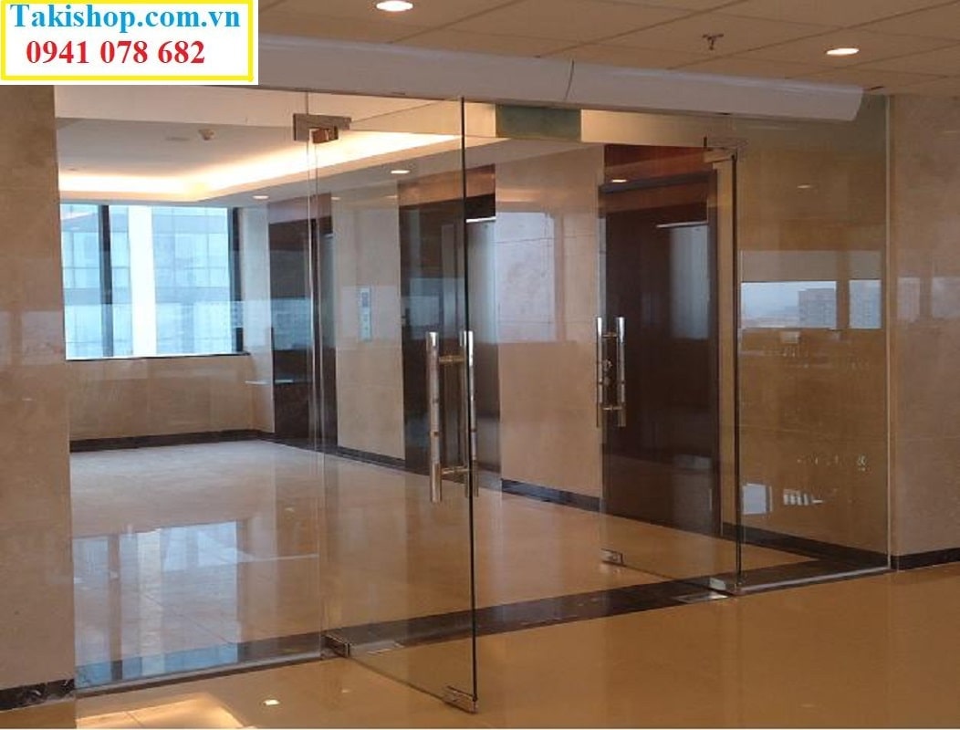  Thi công cửa đi mở quay 2 cánh có vách 2 bên bằng kính cường lực