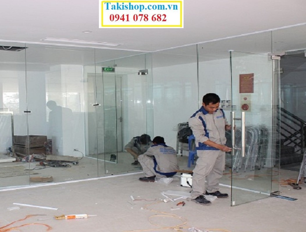  Thi công cửa đi mở quay 2 cánh bằng kính cường lực cho văn phòng công ty