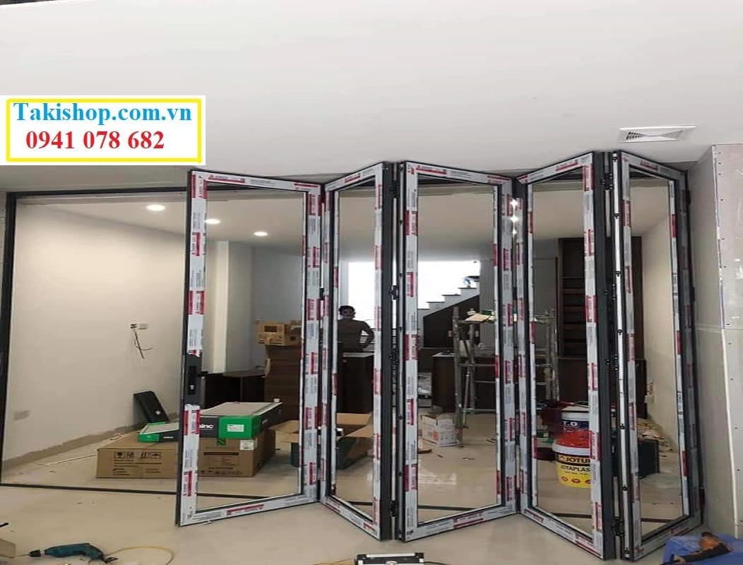 Thi công cửa đi xếp trượt 5 cánh bằng nhôm xingfa cho mặt tiền rộng