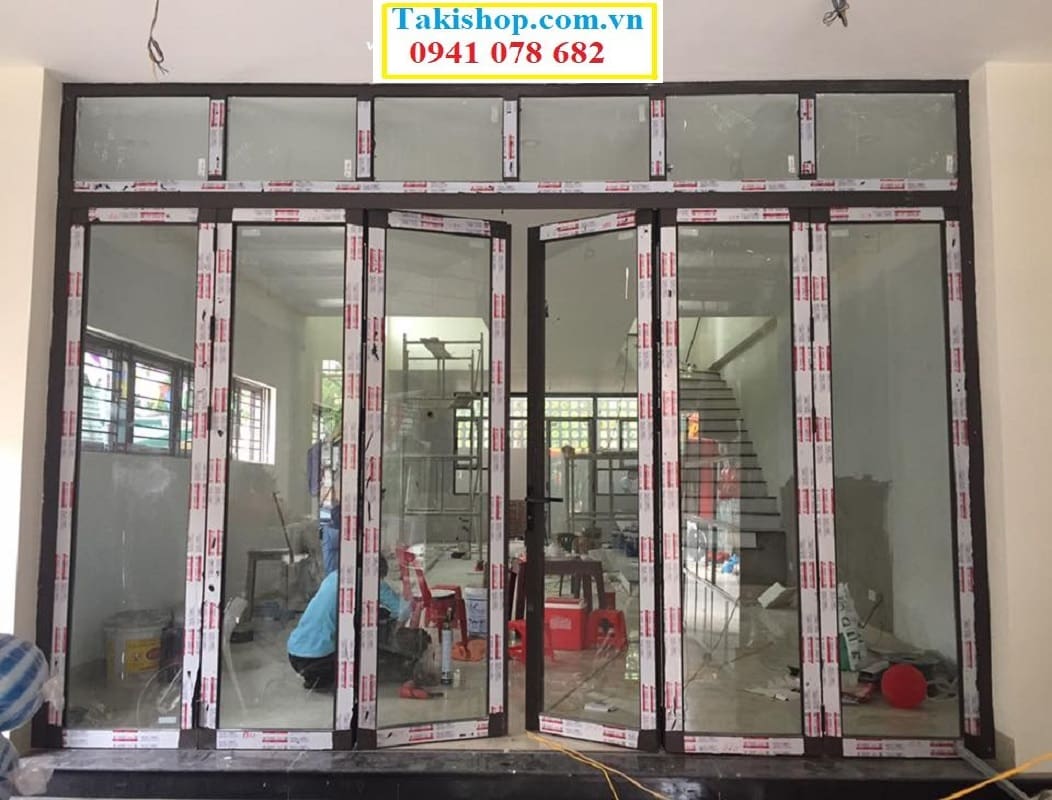 Thi công cửa đi xếp trượt 6 cánh cho mặt tiền nhà rộng