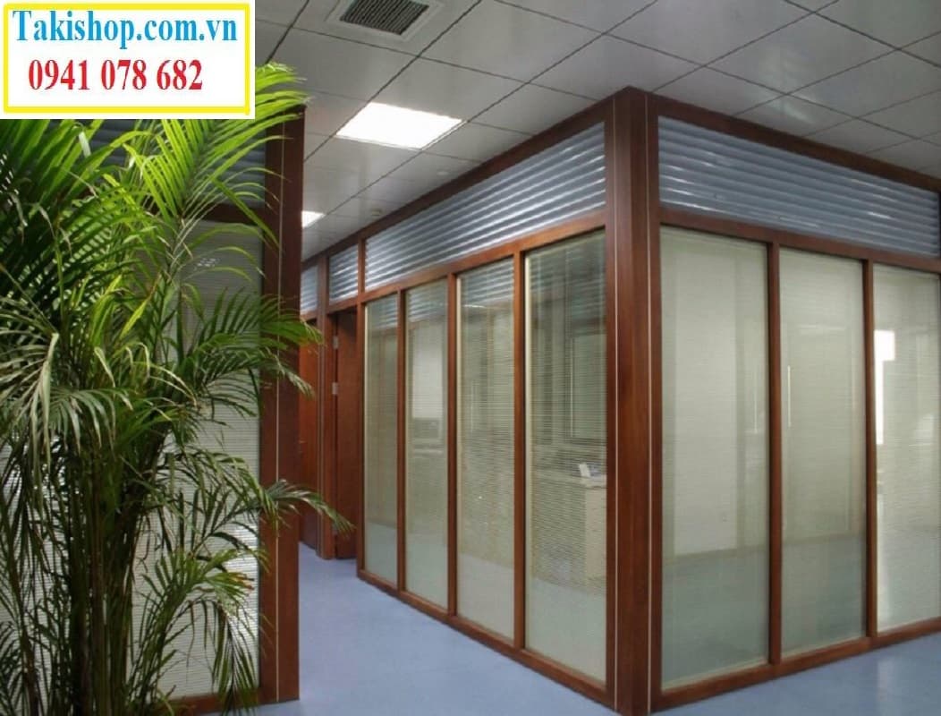 Thi công cửa kết hợp với vách nhôm xingfa màu vân gỗ kính hộp có rèm bên trong