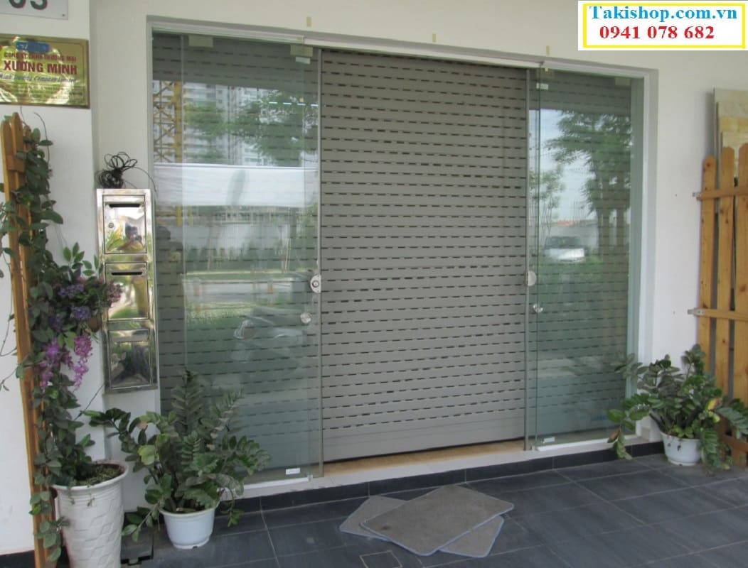 Thi công cửa lùa bằng kính cường lực cho mặt tiền rộng