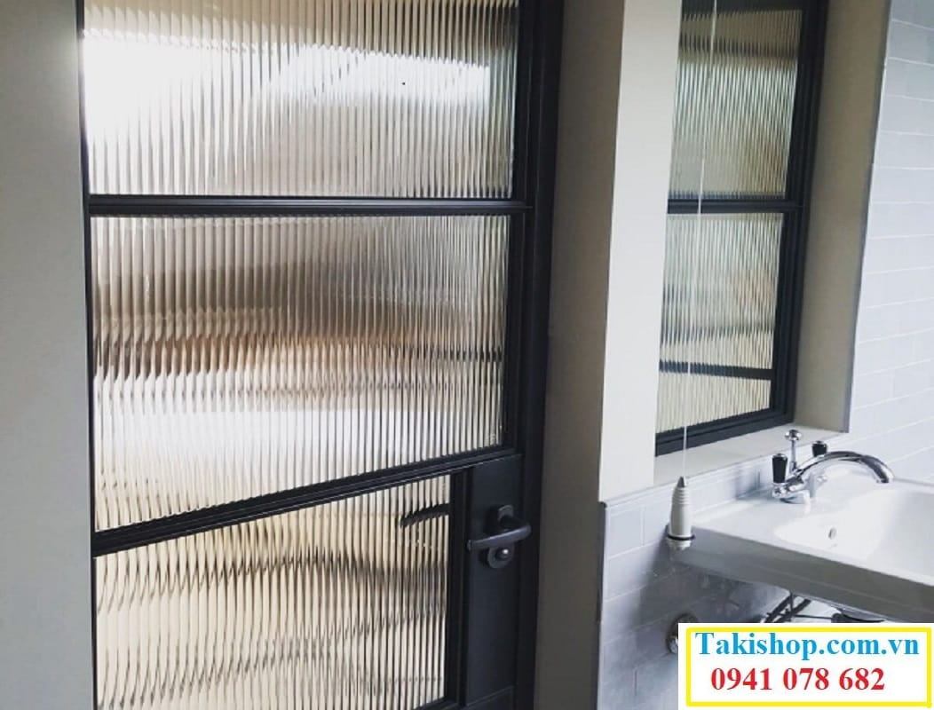 Thi công cửa kính sọc cho nhà vệ sinh