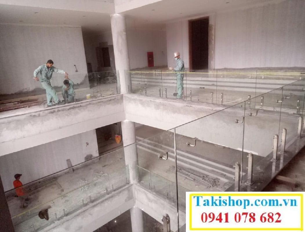 Thi công làm lan can kính cường lực cho hành lang