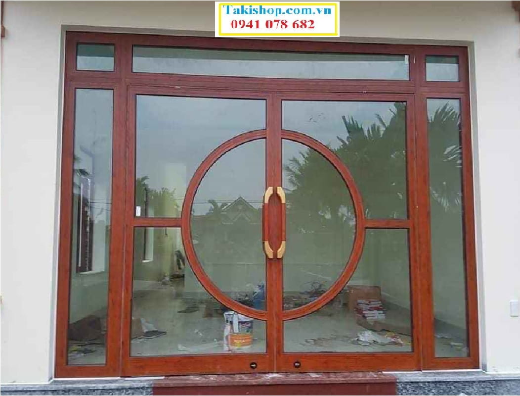 Thi công lắp đặt cửa đi 2 cánh bằng nhôm xingfa màu vân gỗ