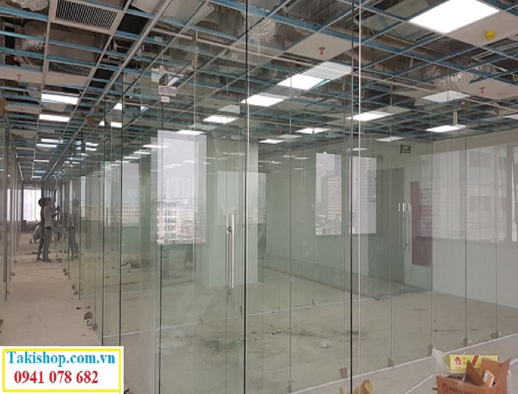 Thi công lắp đặt vách kính cường lực văn phòng cho tòa nhà