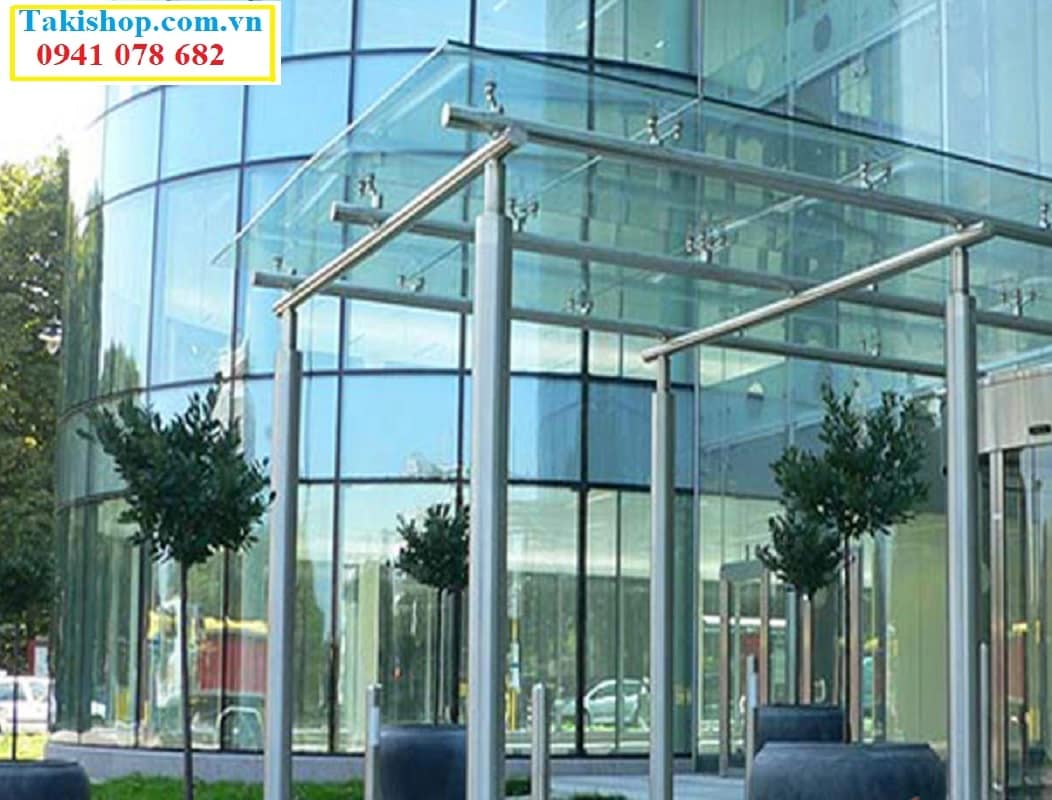 Thi công mái sảnh kính cường lực kết hợp với chân nhện