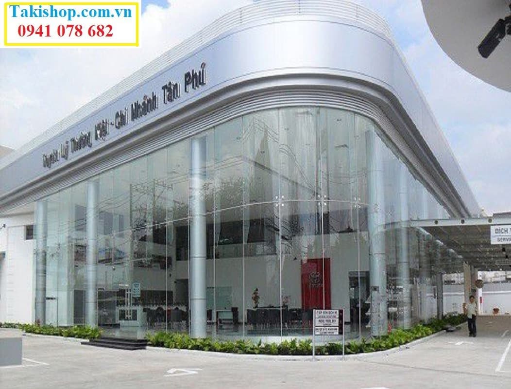 Thi công vách kính cường lực chân nhện cho showrom