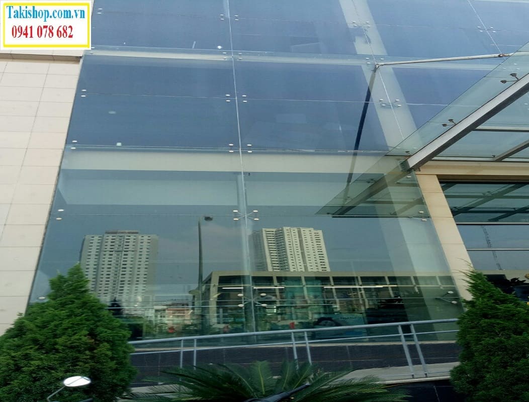 Thi công vách kính cường lực chân nhện cho tòa nhà cao tầng đẹp