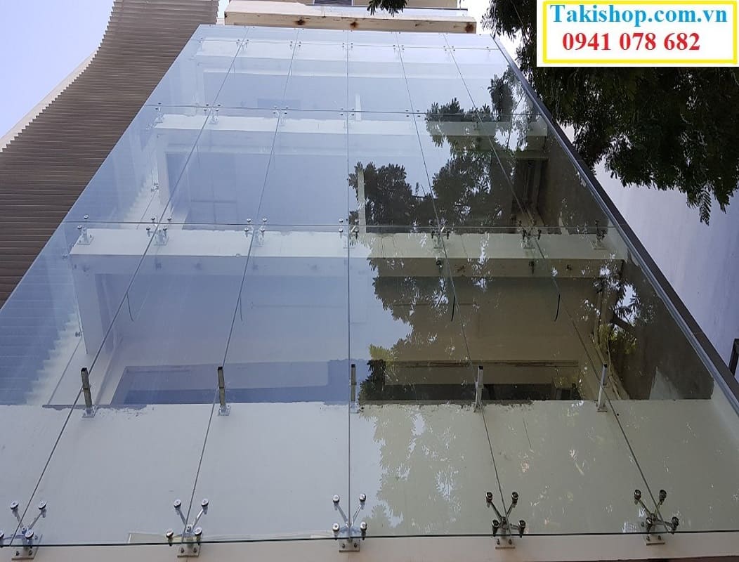 Thi công vách kính cường lực chân nhện cho tòa nhà thi sách