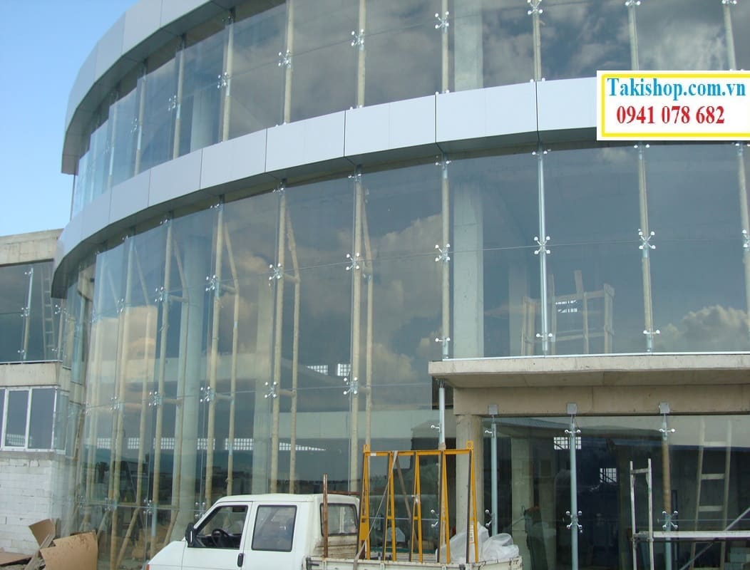 Thi công vách kính cường lực chân nhện uốn cong