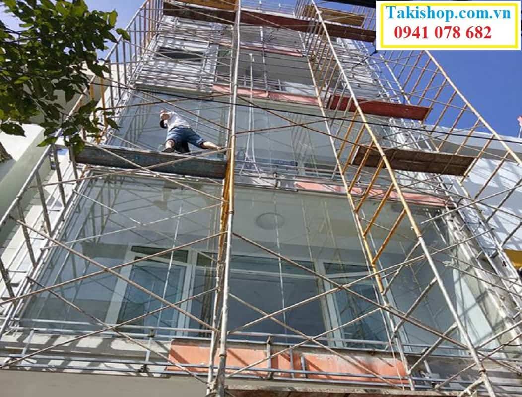 Thi công vách kính có khổ lớn cho mặt tiền nhà cao tầng