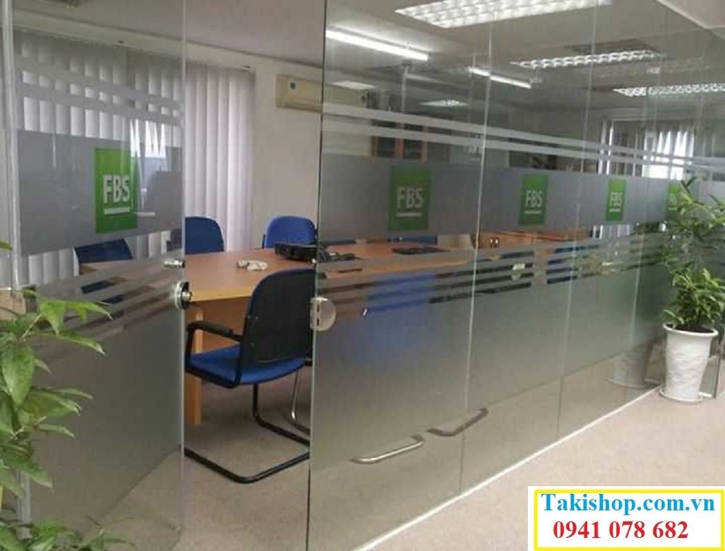 Thi công vách kính cường lực cho văn phòng đẹp
