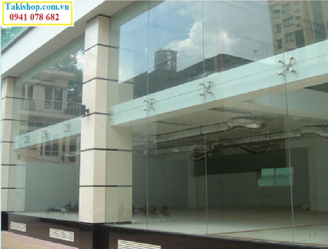 Thi công vách kính khổ lớn cho showroom