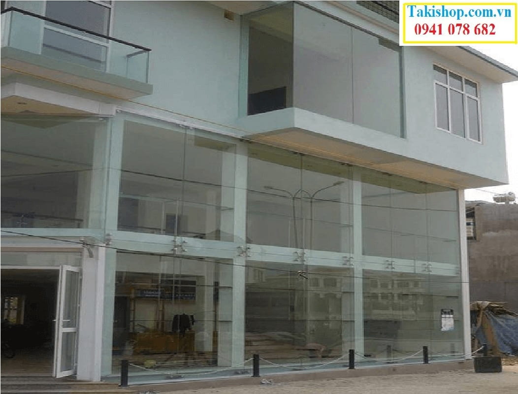 Thi công vách kính mặt tiền bằng kính cường lực có khổ lớn