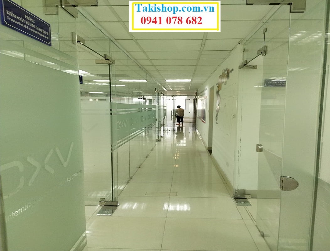 Thi công vách ngăn văn phòng bệnh việ bằng kính cường lực