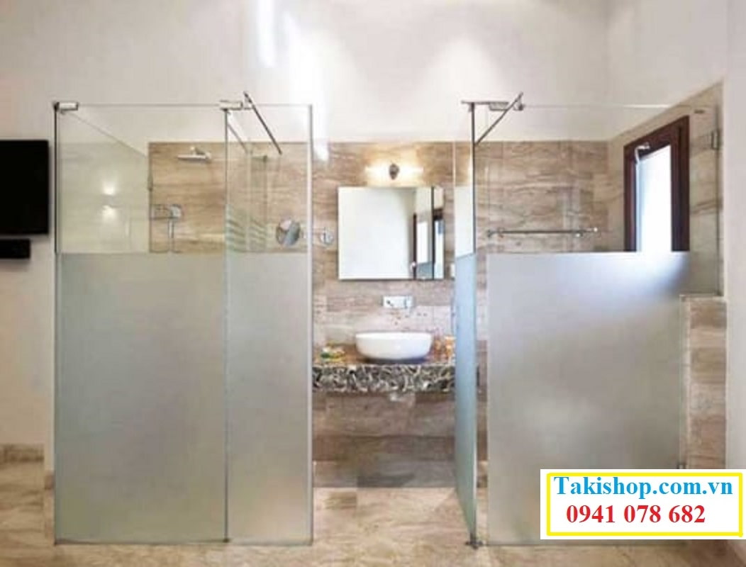 Thi công vách tắm kính cường lực mờ phun cát