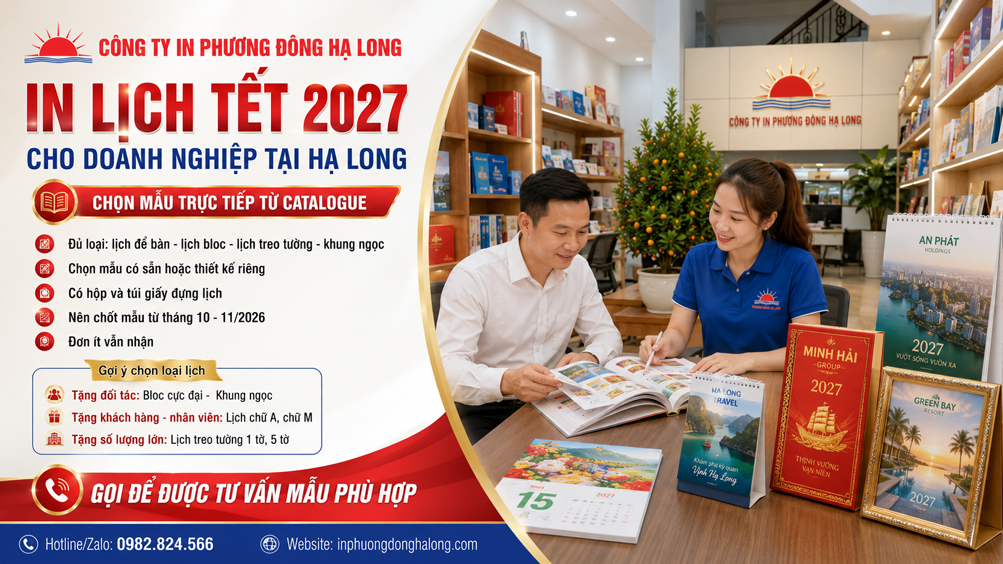 Khách chọn mẫu lịch Tết từ catalogue tại Hạ Long