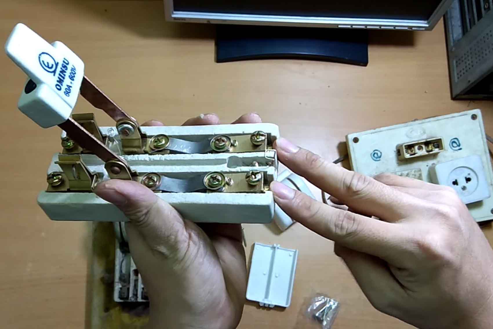 Cầu Dao Là Thiết Bị Dùng Để Làm Gì? 