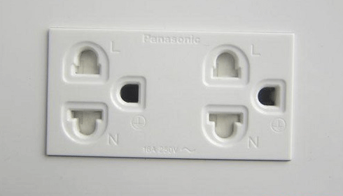 Ký hiệu N và L trên thiết bị điện trong ổ cấm điện 3 chấu