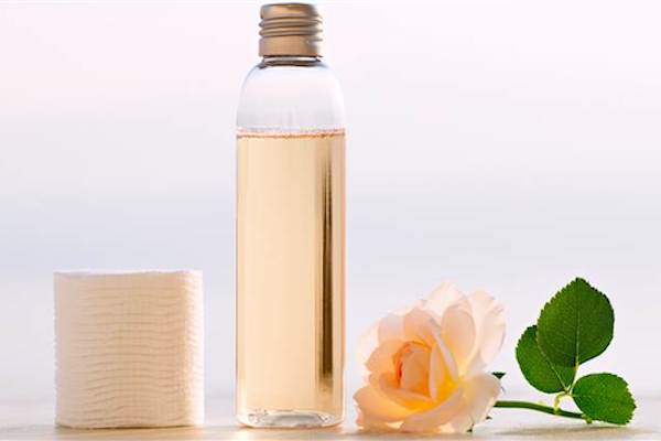 Toner gồm các thành phần tự nhiên như nước hoa hồng hoặc giấm táo