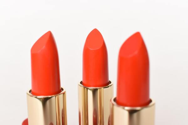 Máy chiết rót được nhiều loại son với các cỡ khuôn tiêu chuẩn khác nhau, đảm bảo chất lượng hoàn hảo