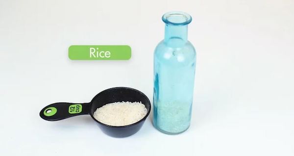 Dùng gạo để vệ sinh chai lọ đựng mỹ phẩm